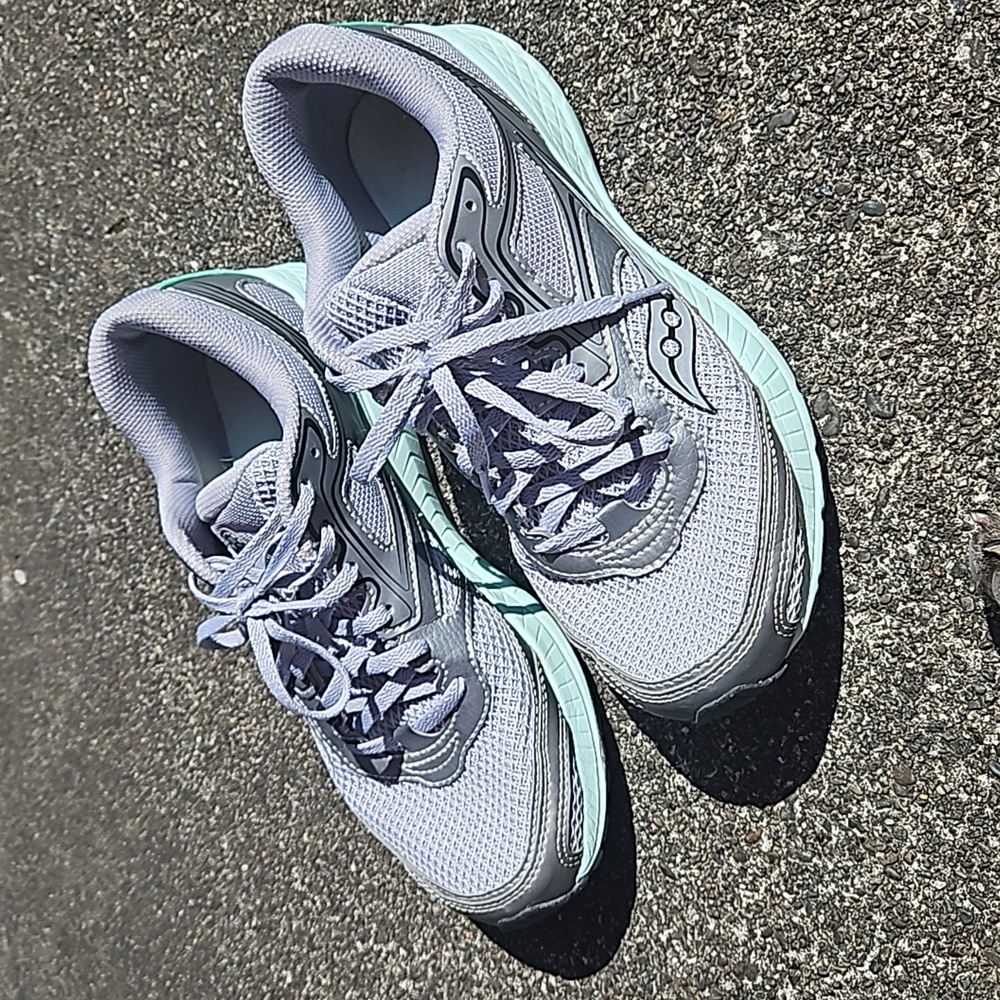 Saucony sneakers sz 9